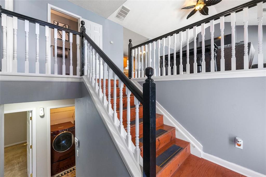 1241 CREEKVIEW Circle