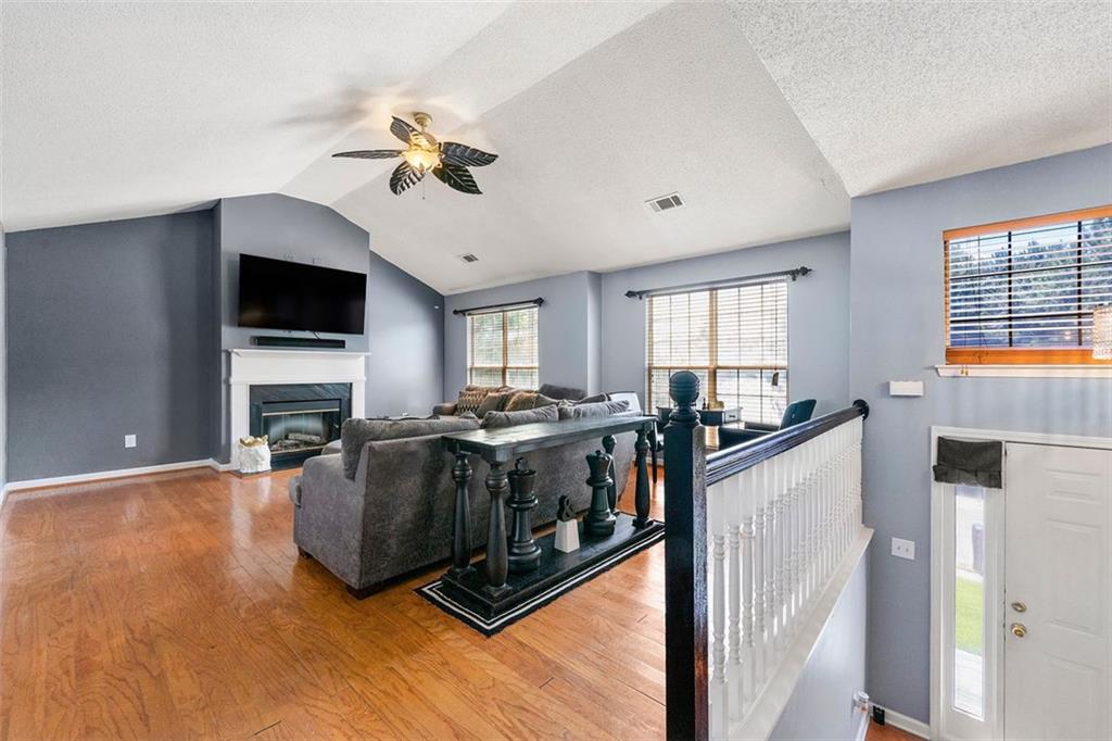 1241 CREEKVIEW Circle
