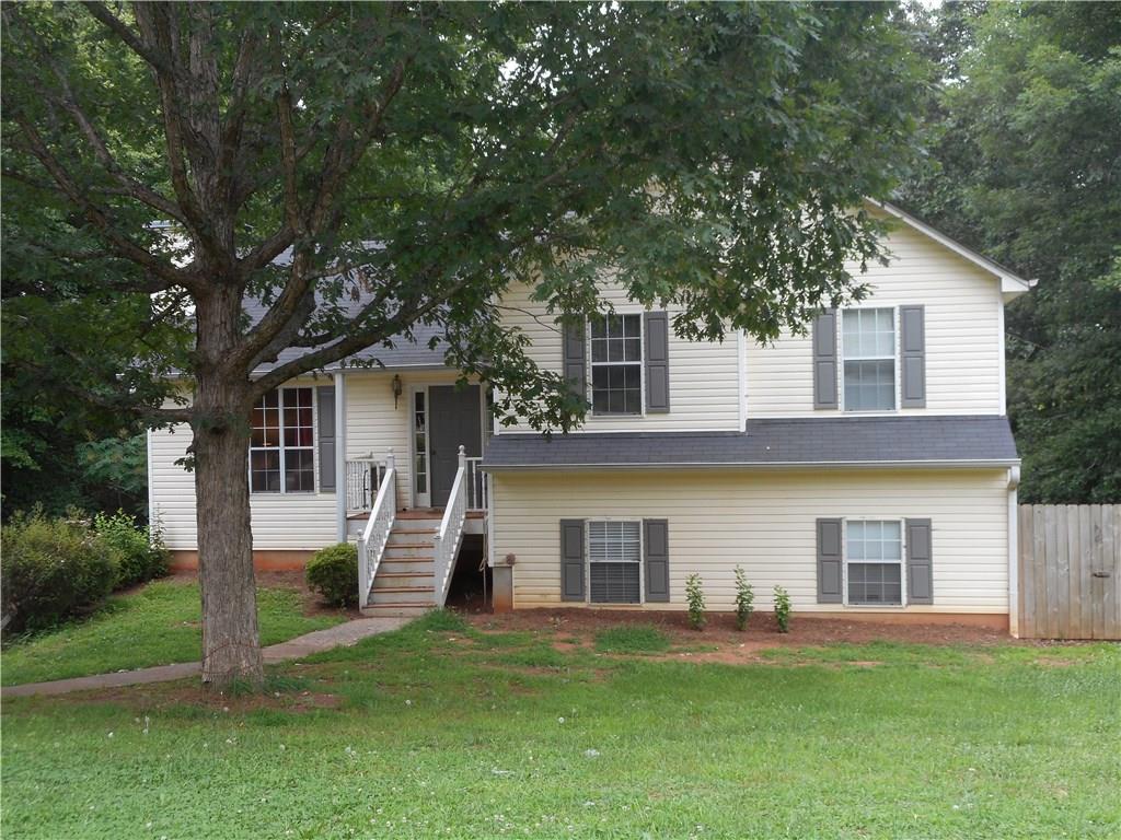 Looking for lots of space? Spacious 5 bedrooms and 3 baths here!! Plus find an extra family room in lower level! Level spacious culdesac yard! All this easy accessible to Ga400 and around the corner from Outlet mall and all the new shopping and restaurants of Dawsonville!