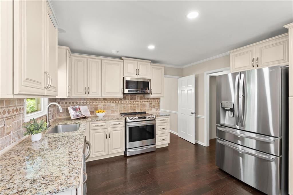 2124 Hawthorne Point