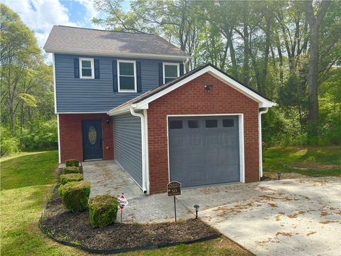 Homes For Sale - 1640 Riverchase Circle<br/> Conyers, GA 30013