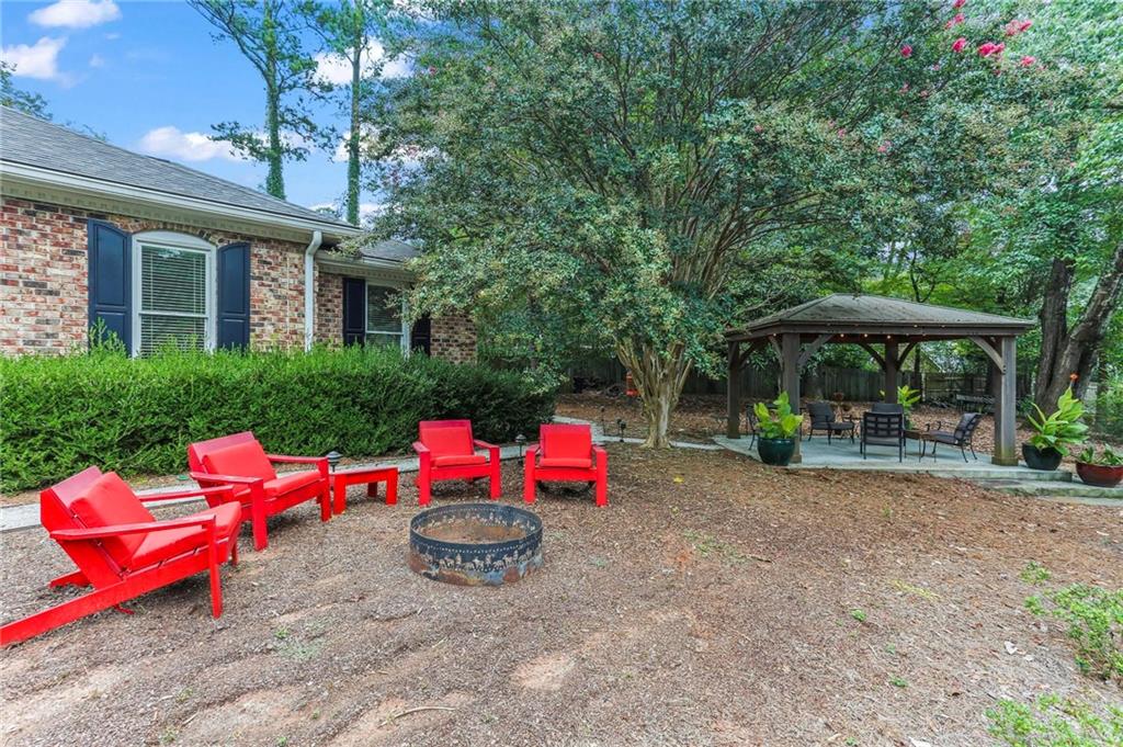 104 Lakeshore Circle NE