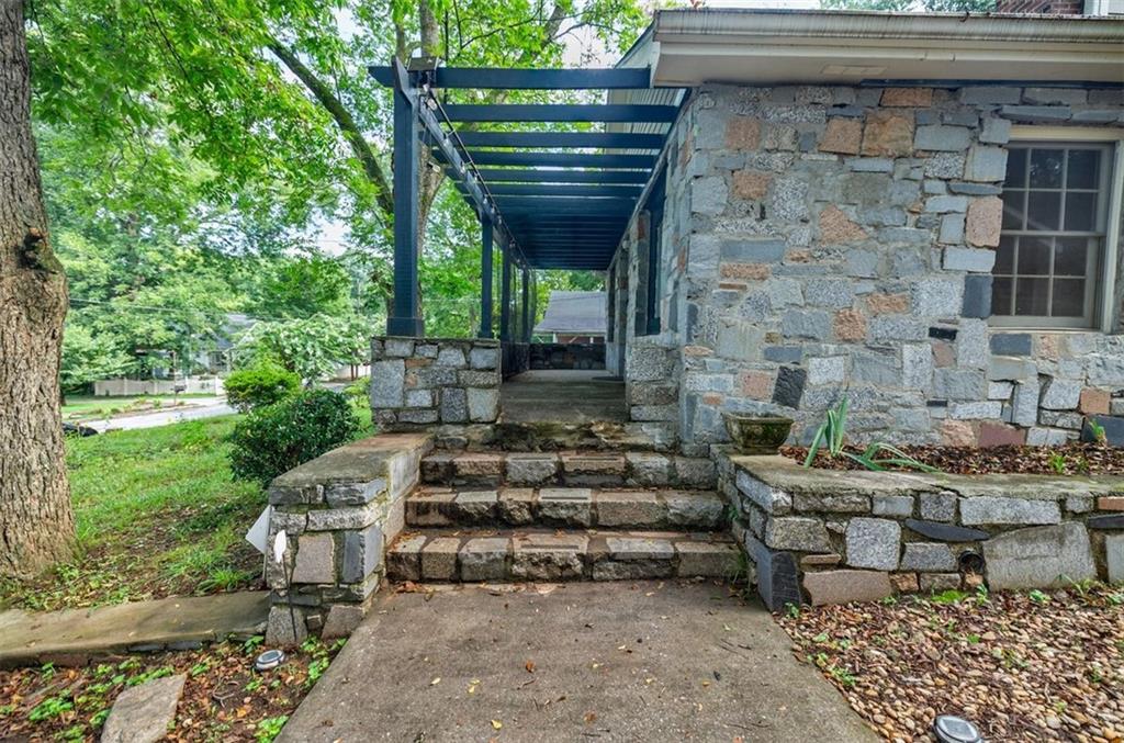 183 LOCUST Street NE