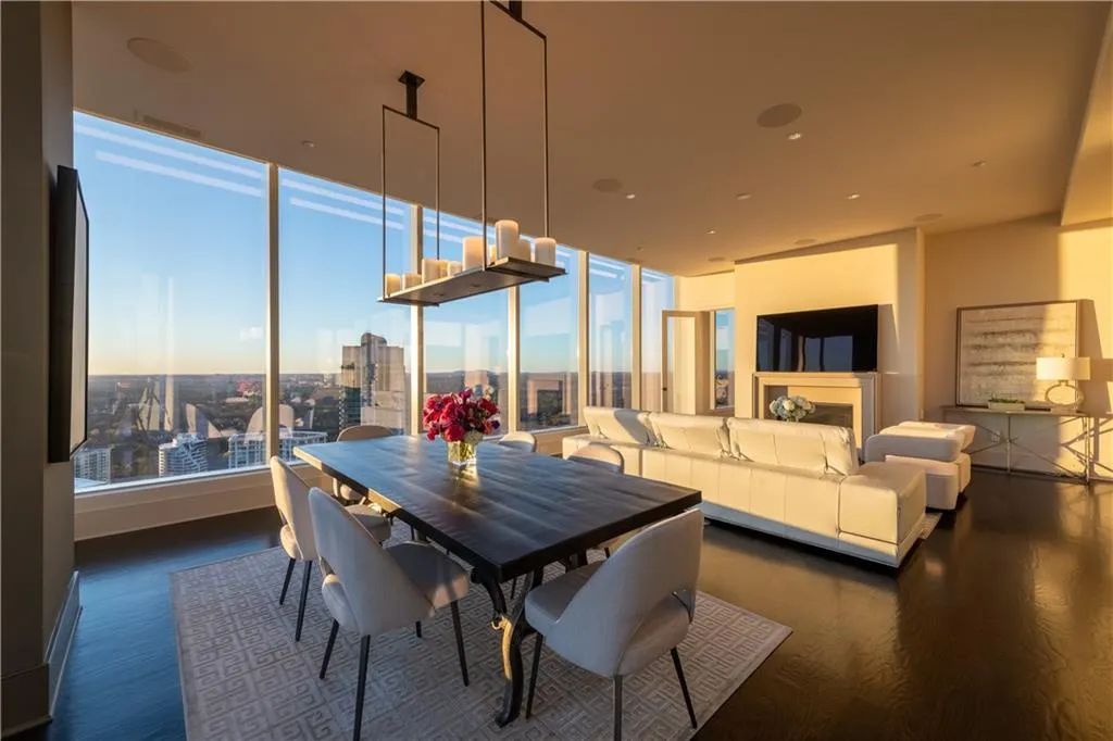 Atlanta, Georgia 30326, United States, 3 Bedrooms Bedrooms, ,4 BathroomsBathrooms,Residential,Active,8700