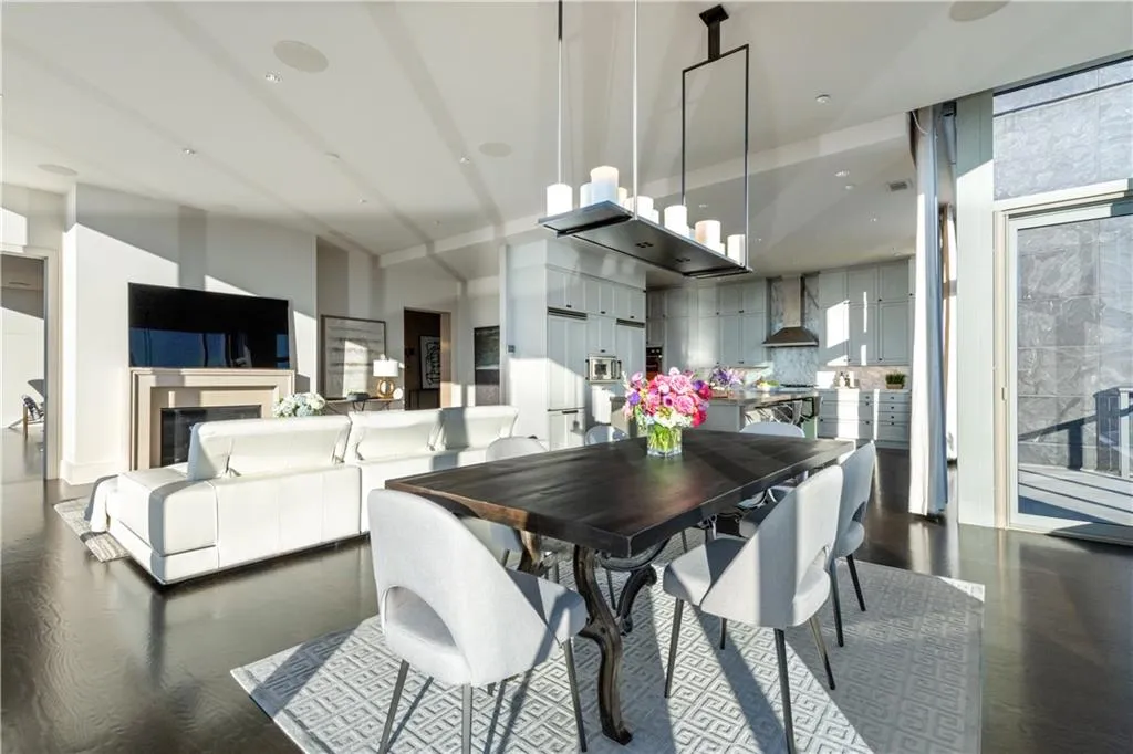 Atlanta, Georgia 30326, United States, 3 Bedrooms Bedrooms, ,4 BathroomsBathrooms,Residential,Active,8700