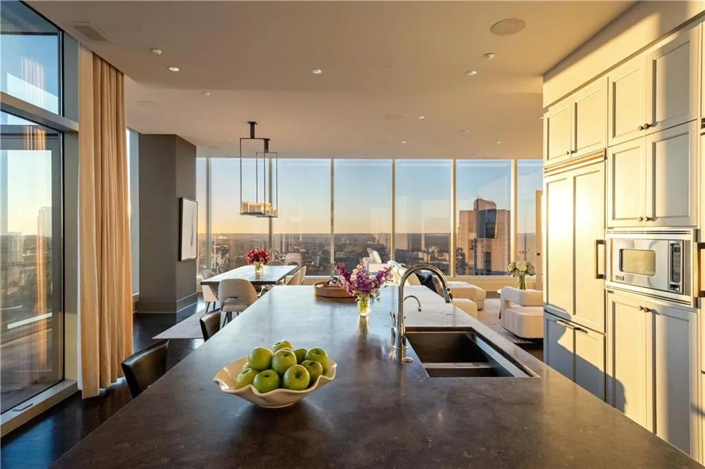 Atlanta, Georgia 30326, United States, 3 Bedrooms Bedrooms, ,4 BathroomsBathrooms,Residential,Active,8700