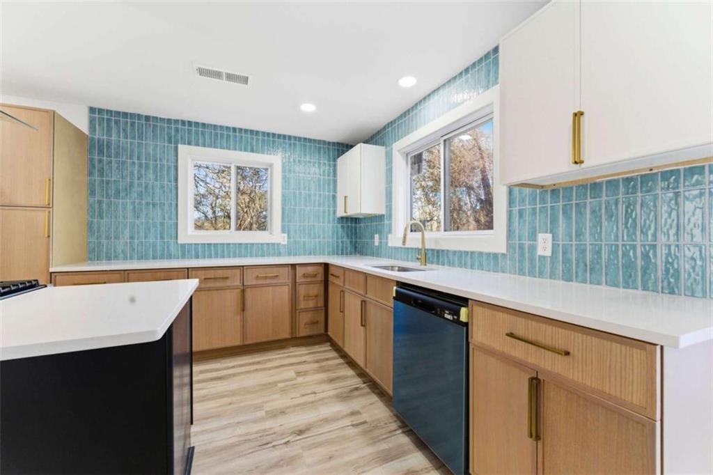 2103 ARLINGTON Circle