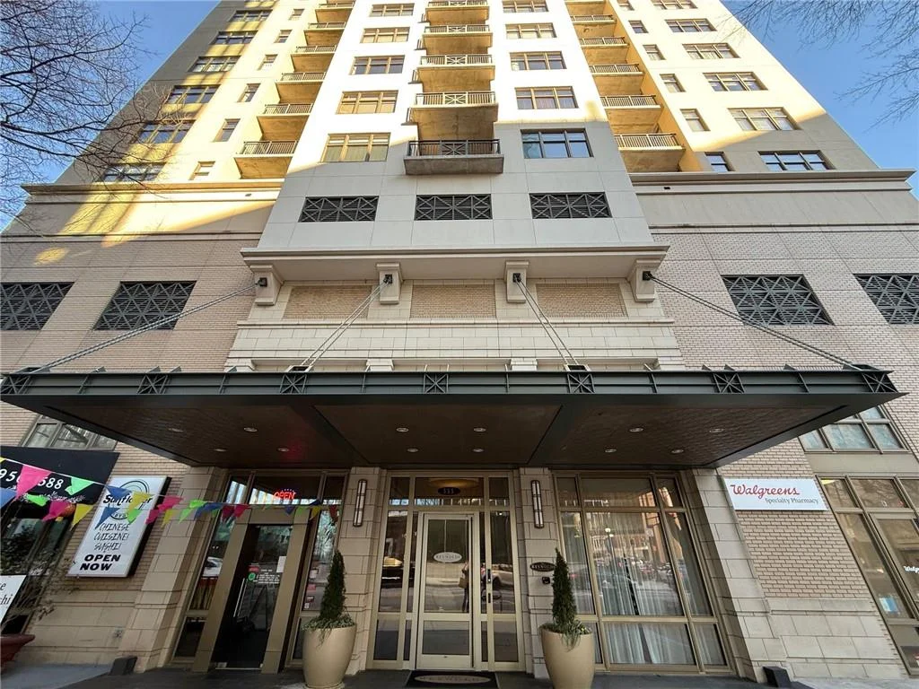 565 Peachtree Street NE Unit 1811