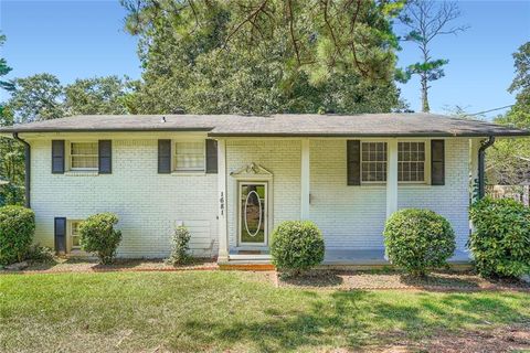 Photo of 1681 Atherton Circle, Decatur, GA 30035 (MLS # 7642438)