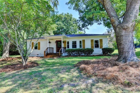 Homes For Sale - 107 Lakeshore Circle<br/> Braselton, GA 30517