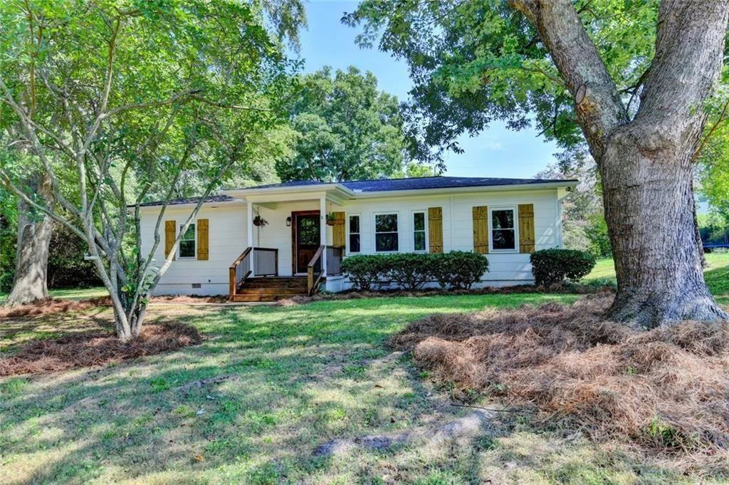 107 Lakeshore Circle