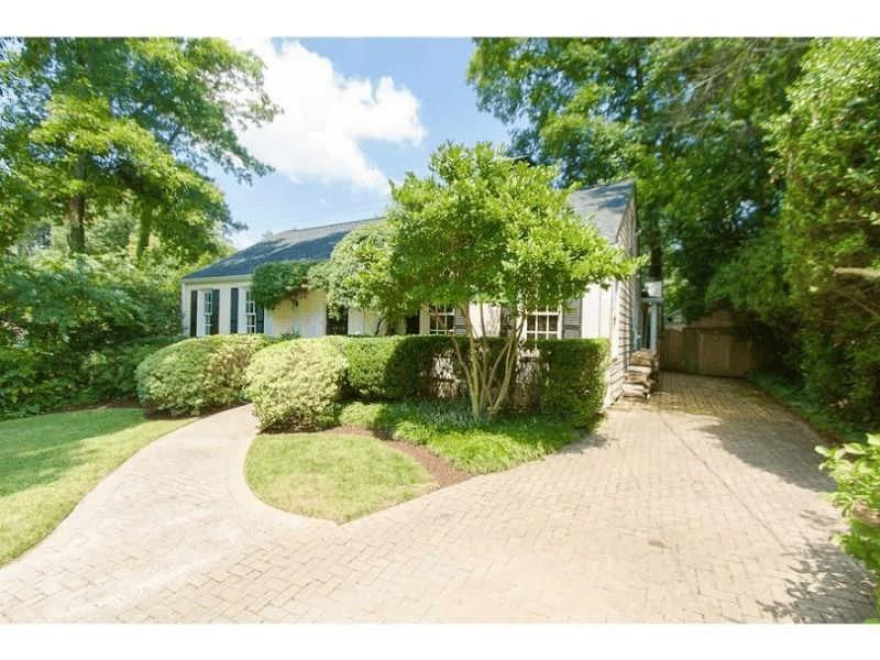 1916 Greystone Road NW