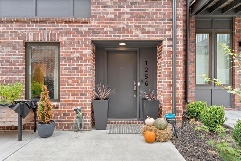 1256 Chelsea Circle NW