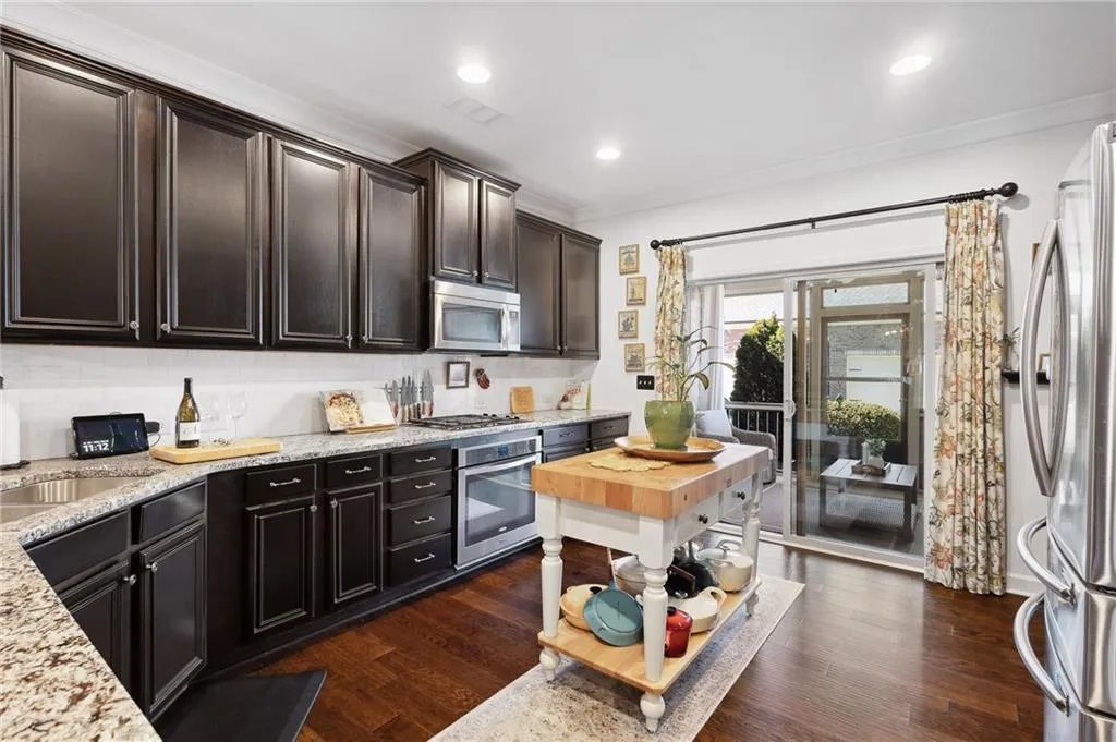 Alpharetta, Georgia 30005, United States, 3 Bedrooms Bedrooms, ,3 BathroomsBathrooms,Residential,Pending,80001