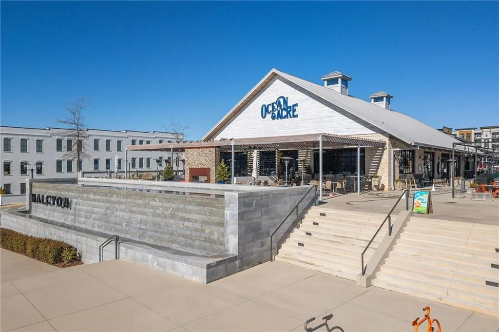 Alpharetta, Georgia 30005, United States, 3 Bedrooms Bedrooms, ,3 BathroomsBathrooms,Residential,Pending,80001