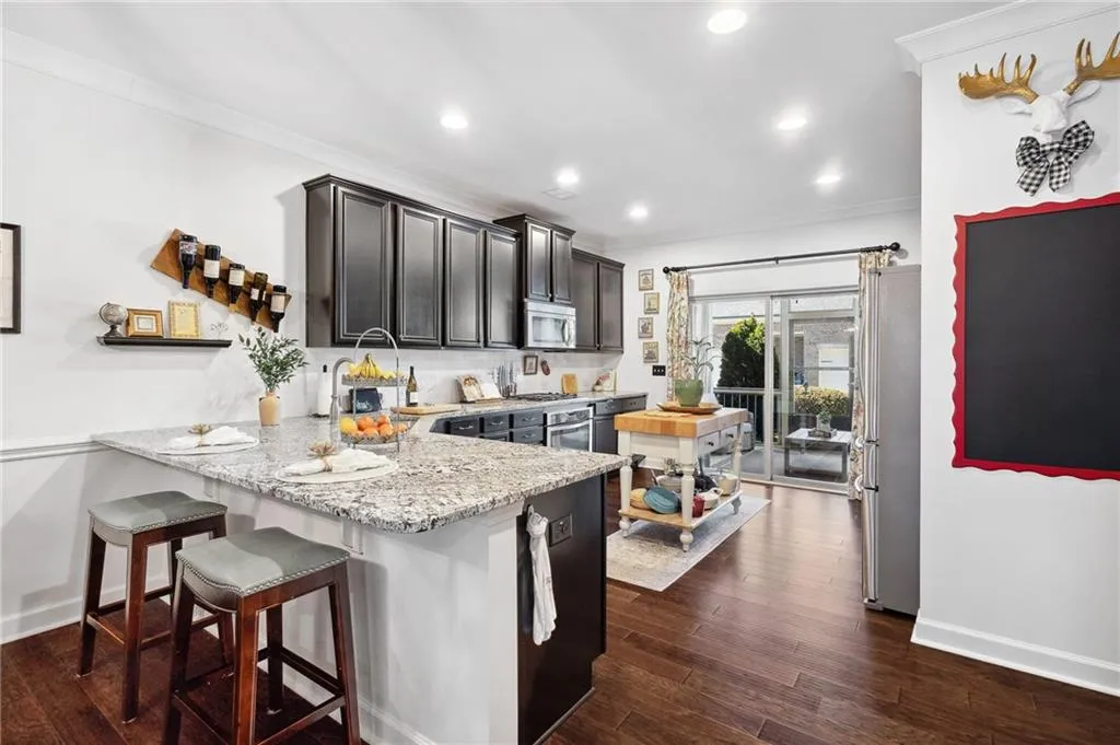 Alpharetta, Georgia 30005, United States, 3 Bedrooms Bedrooms, ,3 BathroomsBathrooms,Residential,Pending,80001