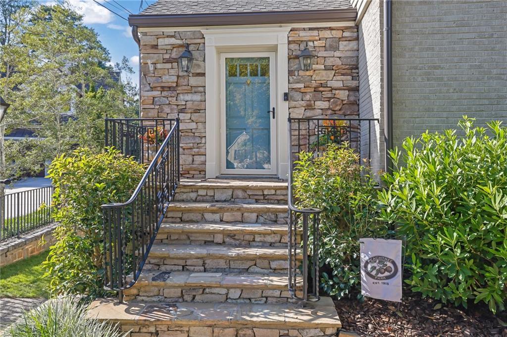 656 Darlington Road NE