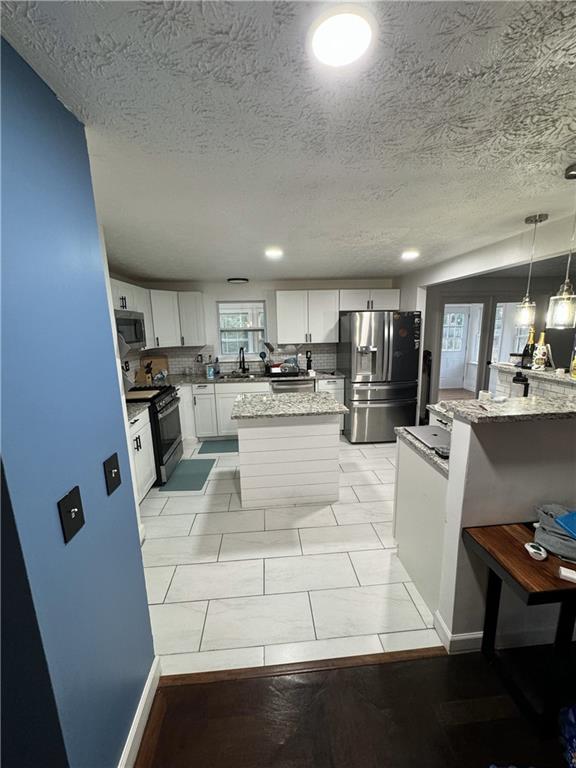 *****THIS IS ONLY FOR ROOMS! ONLY 2 ROOMS ARE BEING RENTED OUT AT $730 EACH ROOM!!! MASTER BEDROOM SUITE $1,030/MONTH*******
Rooms For Rent! 2 guest rooms and a master suite in this beautiful updated home available for rent. All utilities are included in the rent. NO pets allowed and No Smoking permitted. Shared bathroom and kitchen. All of this for $175/week PER ROOM. Pay to stay. All payments are required upon approval of background check and income verification. There will be a background check for each person applying. Good credit is not required.