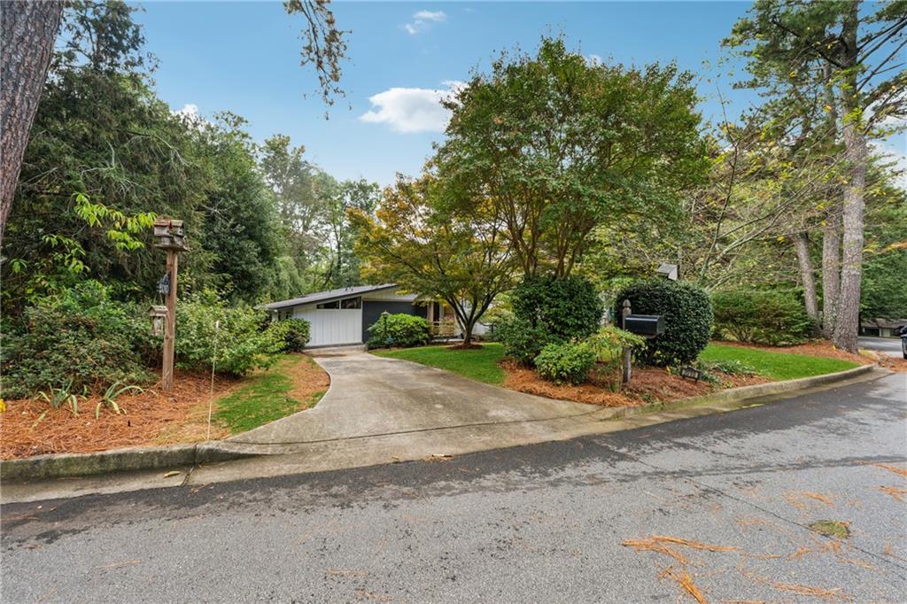 2010 Glenroy Drive SE