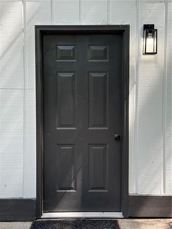 Looking for a walkable neighborhood close to downtown Alpharetta's dining and shopping, or just minutes from Avalon? You’ve found the perfect place! This terrace-level apartment, in a single-family home, is ideally situated for easy access to everything Alpharetta has to offer, whether you prefer to walk or drive.
Featuring its own private entrance, the apartment includes nearly 1,400 square feet of living space, it offers two bedrooms and a flexible area that can serve as an office, workout room, or whatever you envision. The full kitchen comes with a new refrigerator and microwave and includes an electric range, and dishwasher. This all white kitchen with gorgeous open shelving elevates the space. Natural light, coming through kitchen's sliding glass doors, floods the entire space. It's open-concept design allows for direct sight lines into the living room. There is a large, private laundry room for added to the convenience. There is a long drive-way with ample room for parking. Grab it while you can!!!