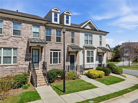 Townhouse For Sale - 2051 Glenview Park Circle<br/> Duluth, GA 30097