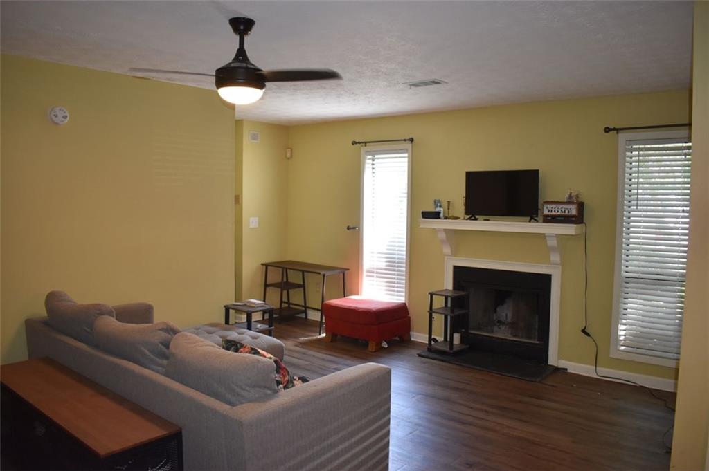 3923 Woodridge Way