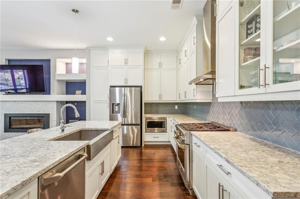 828 Canterbury Overlook NE