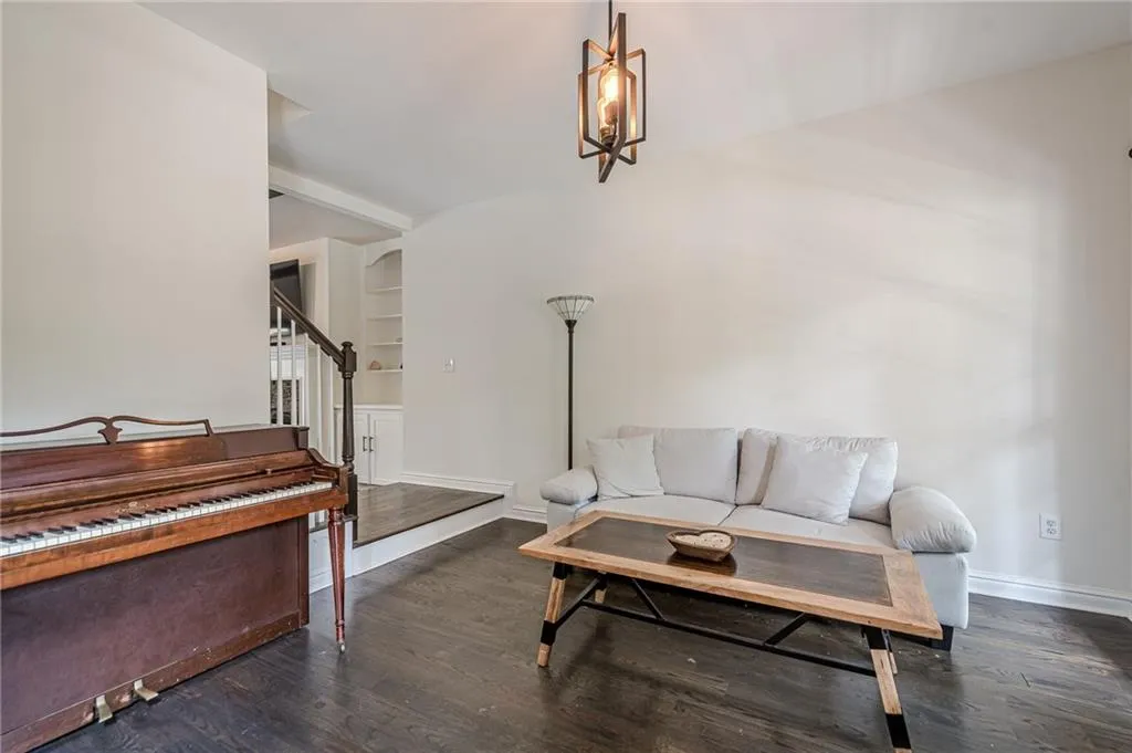 Canton, Georgia 30114, United States, 6 Bedrooms Bedrooms, ,5 BathroomsBathrooms,Residential,Active,173924