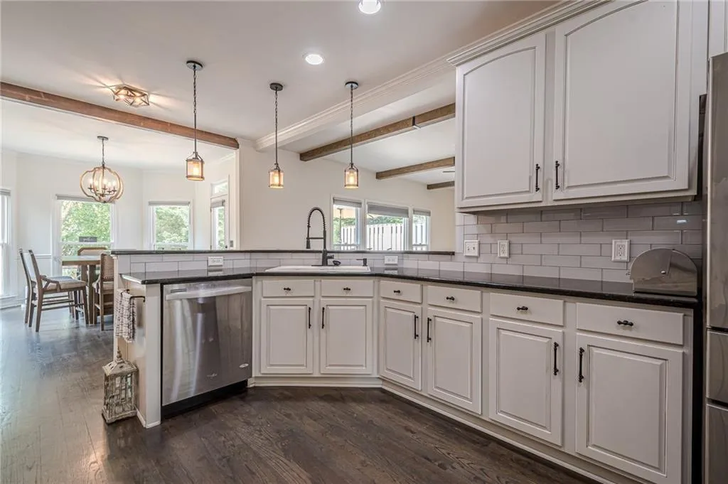 Canton, Georgia 30114, United States, 6 Bedrooms Bedrooms, ,5 BathroomsBathrooms,Residential,Active,173924