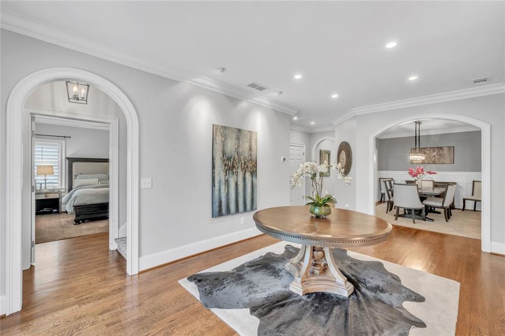 1070 Dunroven Drive NE