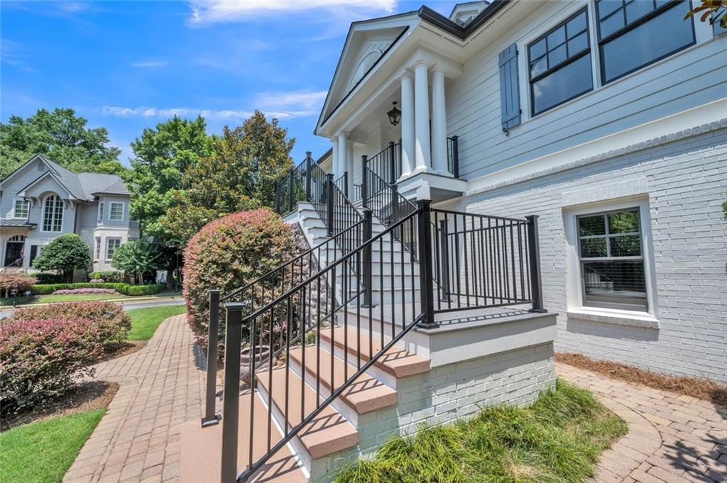 1070 Dunroven Drive NE