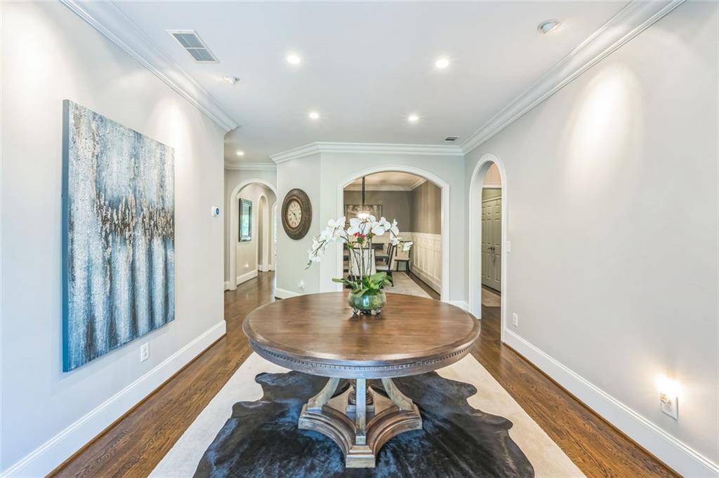 1070 Dunroven Drive NE