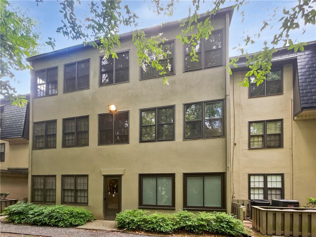 Seller is willing to cover up to six (6) months of the buyer’s Homeowners Association (HOA) dues with an acceptable offer. Come see this charming home now on the market! Discover a bright interior tied together with a neutral color palette. Step into the kitchen, complete with an eye-catching stylish backsplash. Relax in your primary suite with a walk-in closet included. The primary bathroom features plenty of under sink storage waiting for your home organization needs. Cross Creek is an intown, gated neighborhood (with a manned guard house,) an 18-hole golf course, 3 pools, 4 tennis & pickle ball courts, a cafe & bar, gym (additional $35/month) and over 2 miles of walkable road inside the gates! Located in the award-winning Brandon school district and just minutes from several Publix groceries in every direction! Centrally located just minutes to 75, 85, 285, Midtown & Vinings. Don't miss this incredible opportunity.