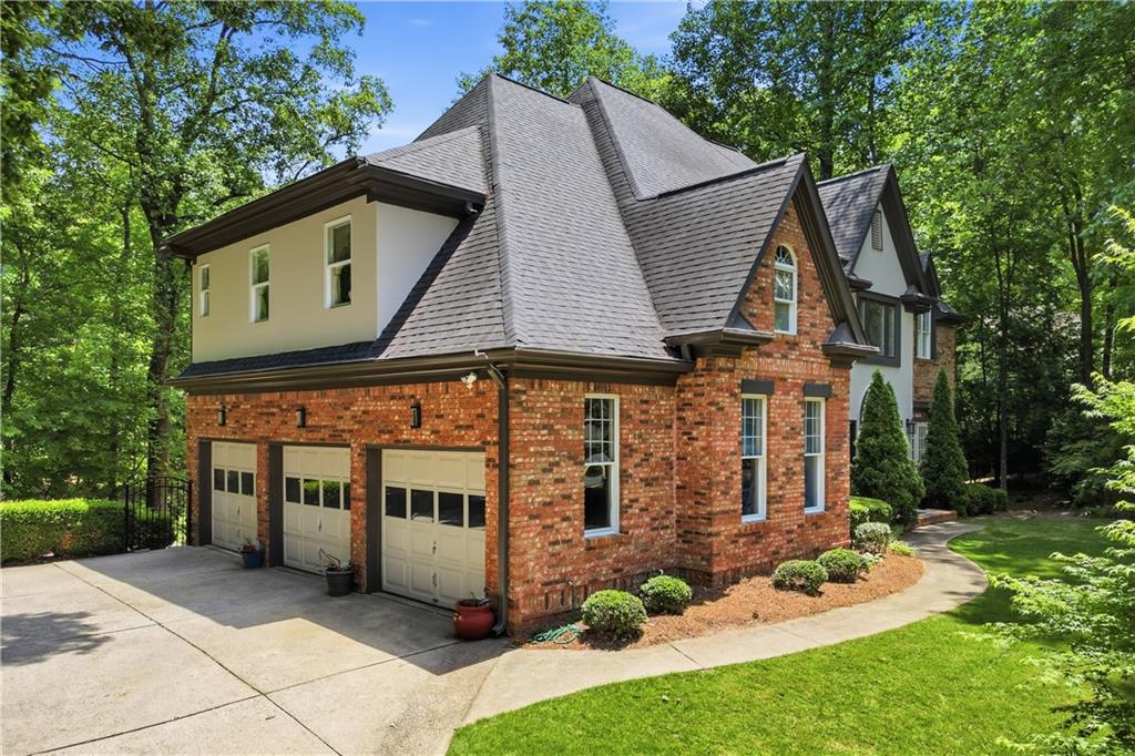 1136 Mossy Rock Road NW