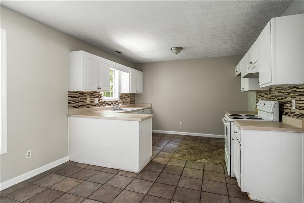 175 Hearth Way, Fairburn, Georgia image 6