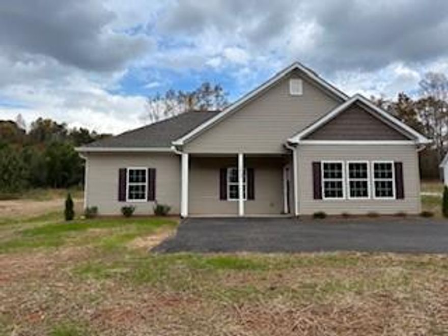 NEW CONSTRUCTION 3BR/2BA VINYL RANCH HOME ON 1+/- AC LOT. NO SUBDIVISION. BEAUTIFUL GRANITE COUNTERTOPS THROUGHOUT. COUNTRY KITCHEN WITH OVERSIZED ISLAND IS PERFECT FOR ENTERTAINING. KITCHEN EQUIPPED WITH STAINLESS STEEL APPLIANCES, PANTRY. VIEW TO FAMILY ROOM. IN MUCH SOUGHT AFTER AREA CONVENIENT TO GA 400, DAHLONEGA, CLEVELAND, AND GAINESVILLE. BUILDER HAS OWN 12 MONTH BUILDER WARRANTY, TERMITE BOND. WATER IS PRIVATE SYSTEM @ $45/MONTH. MOVE IN BEFORE THE HOLIDAYS!