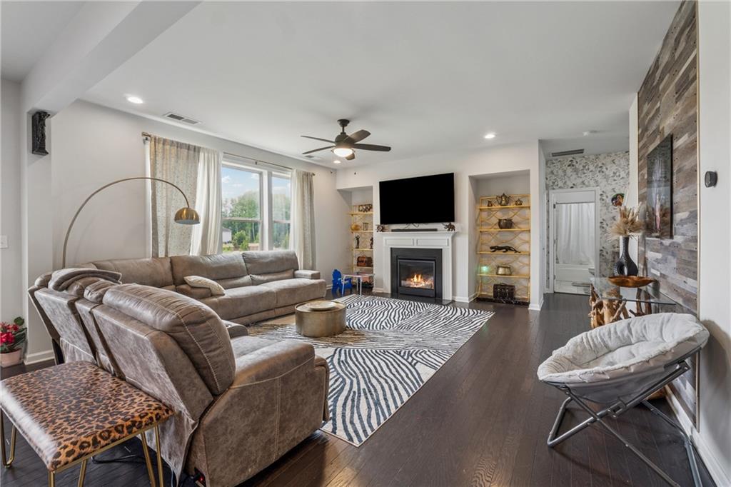 Longstreet Manor - Residential