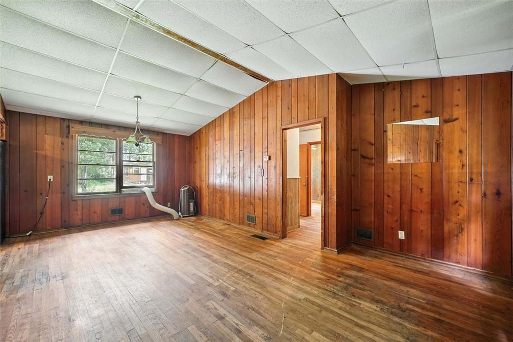 7099 LAKEVIEW Lane