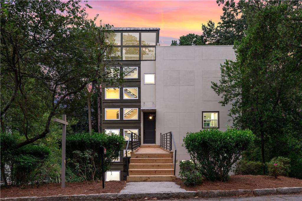 Stunning Contemporary Home for Rent – 4 Stories of Light and Luxury
This fully renovated four-story contemporary residence offers a rare combination of modern design, generous space, and a central location. Flooded with natural light, the home features expansive rooms and an open flow ideal for everyday living or entertaining.
The spacious master suite boasts a large walk-in closet and a beautifully appointed bathroom, creating a private retreat. Multiple levels of living space offer flexibility for work, relaxation, and hosting gatherings, all with serene views of the creek just beyond the property.
Perfect for entertainers, the home provides seamless indoor-outdoor living with ample room for guests. Conveniently located near public transportation and in the heart of the city, this residence combines modern style with everyday practicality.