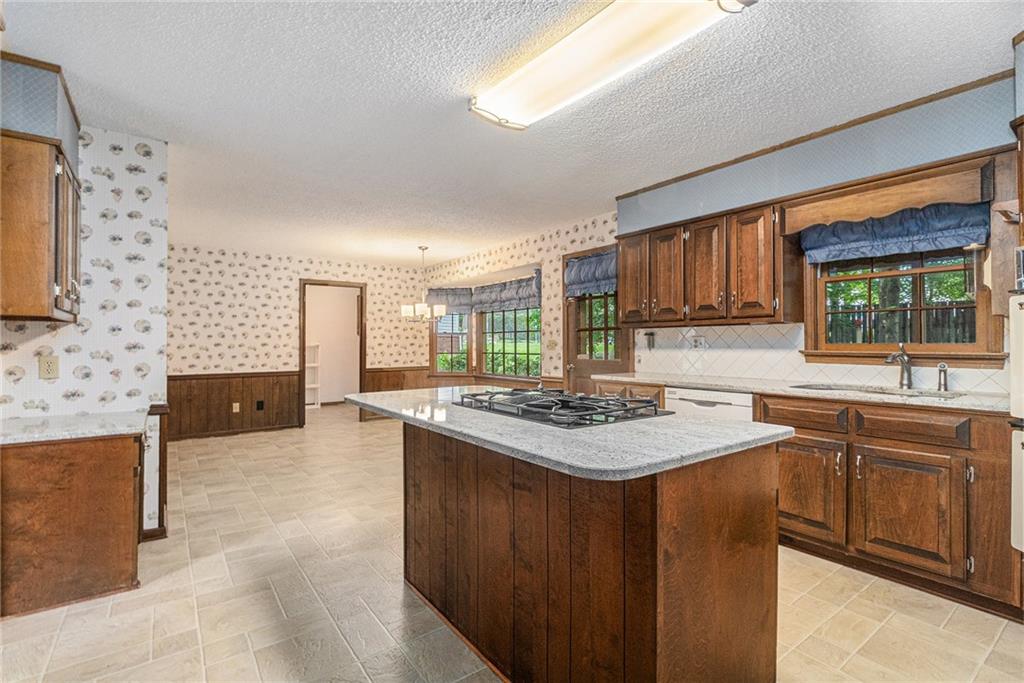 6387 Rosecommon Drive, Peachtree Corners, Georgia image 9