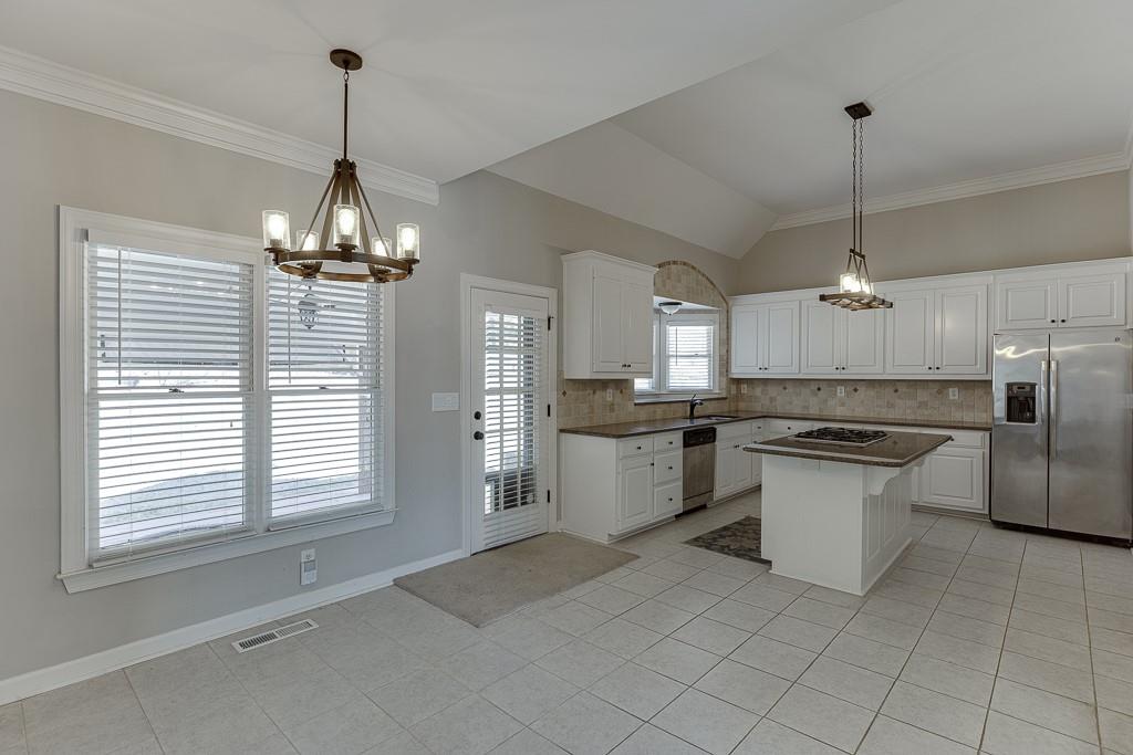395 Highland Gate Circle, Suwanee, Georgia image 11