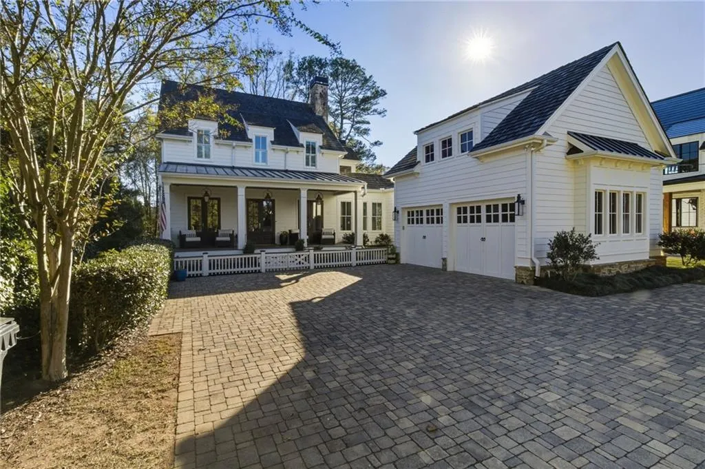 Roswell, Georgia 30075, United States, 5 Bedrooms Bedrooms, ,4 BathroomsBathrooms,Residential,Active,240853