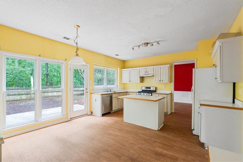 10795 Glenbarr Drive, Johns Creek, Georgia image 7