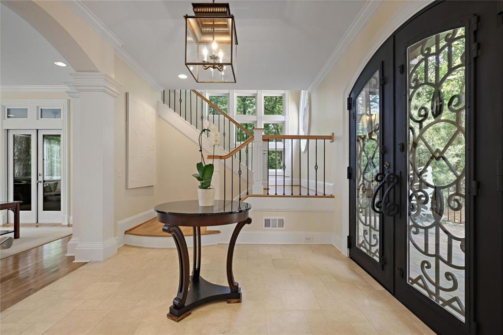 850 Jett Ferry Manor