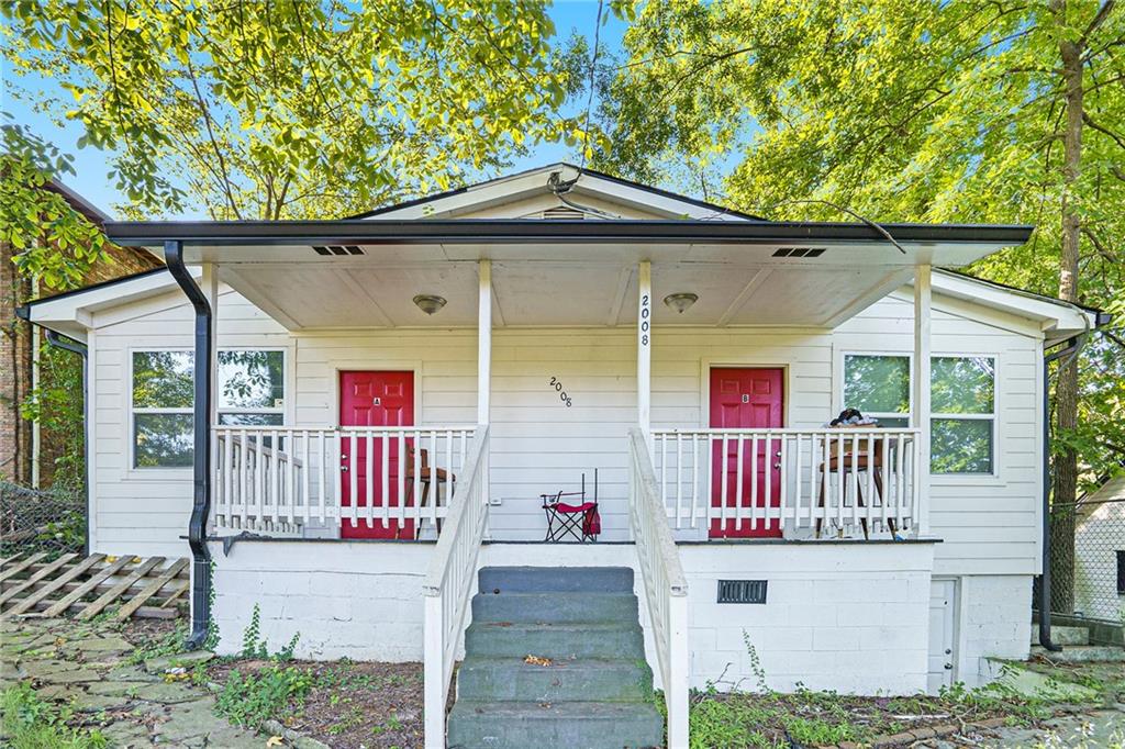 Discover an income-producing opportunity in the heart of Historic NW Atlanta! This all-electric duplex features two spacious 2-bedroom, 2-bathroom units, each with its own private entrance and laundry space. Currently vacant, the property is ready for its next owner to move right in or place tenants immediately.
Whether you’re an investor looking to maximize rental income or a buyer seeking the perfect live-in/lease-out setup, this property checks every box. No HOA means more flexibility and lower costs.
Located just minutes from the upcoming Microsoft Campus, Westside Park at Bellwood Quarry, the Westside BeltLine, Mercedes-Benz Stadium, and the dining and entertainment of West Midtown and Downtown, this property offers convenience, growth, and long-term upside.
Don’t miss your chance to own this competitively priced duplex in one of Atlanta’s fastest-growing corridors!