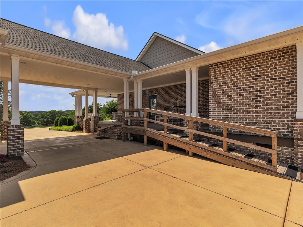 702 Cash Road NE