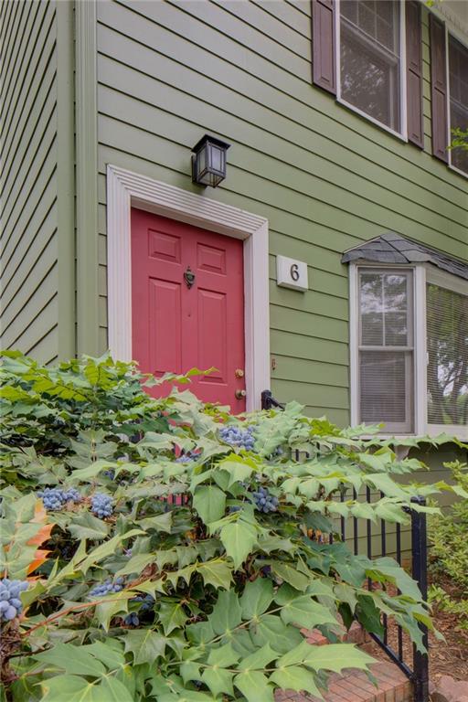 6 Holly Downs Court NW