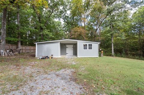 A home in Adairsville