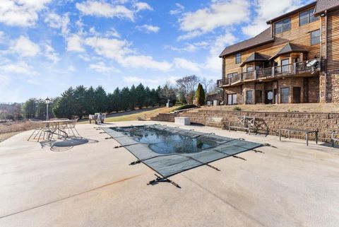 A home in Toccoa