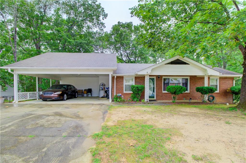 Charming 3-bedroom, 2-bath home, perfectly situated in the heart of Winder, offers an ideal opportunity for first-time homebuyers! This well-built and charming residence boasts a traditional floor plan with close access to all school levels and is conveniently located near shopping and dining. Enjoy the expansive, fenced-in backyard and relax on the private screened-in back porch – perfect for entertaining or quiet evenings. This delightful home blends classic appeal with modern convenience. Don't miss out!